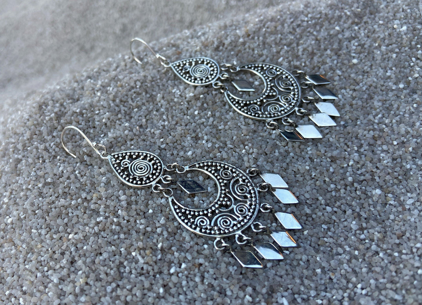 filigrane Ohrringe mit baumelnden Rauten aus Silber