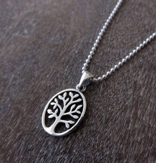 ovaler Anhänger mit dem Motiv des Lebensbaums aus Silber