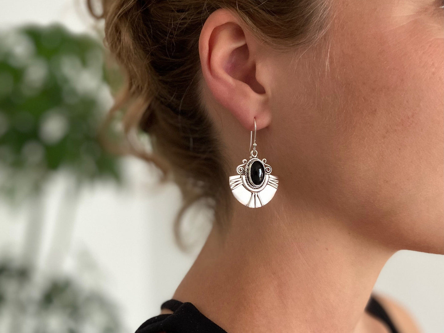 Fan-shaped earrings with oval stone made of silver