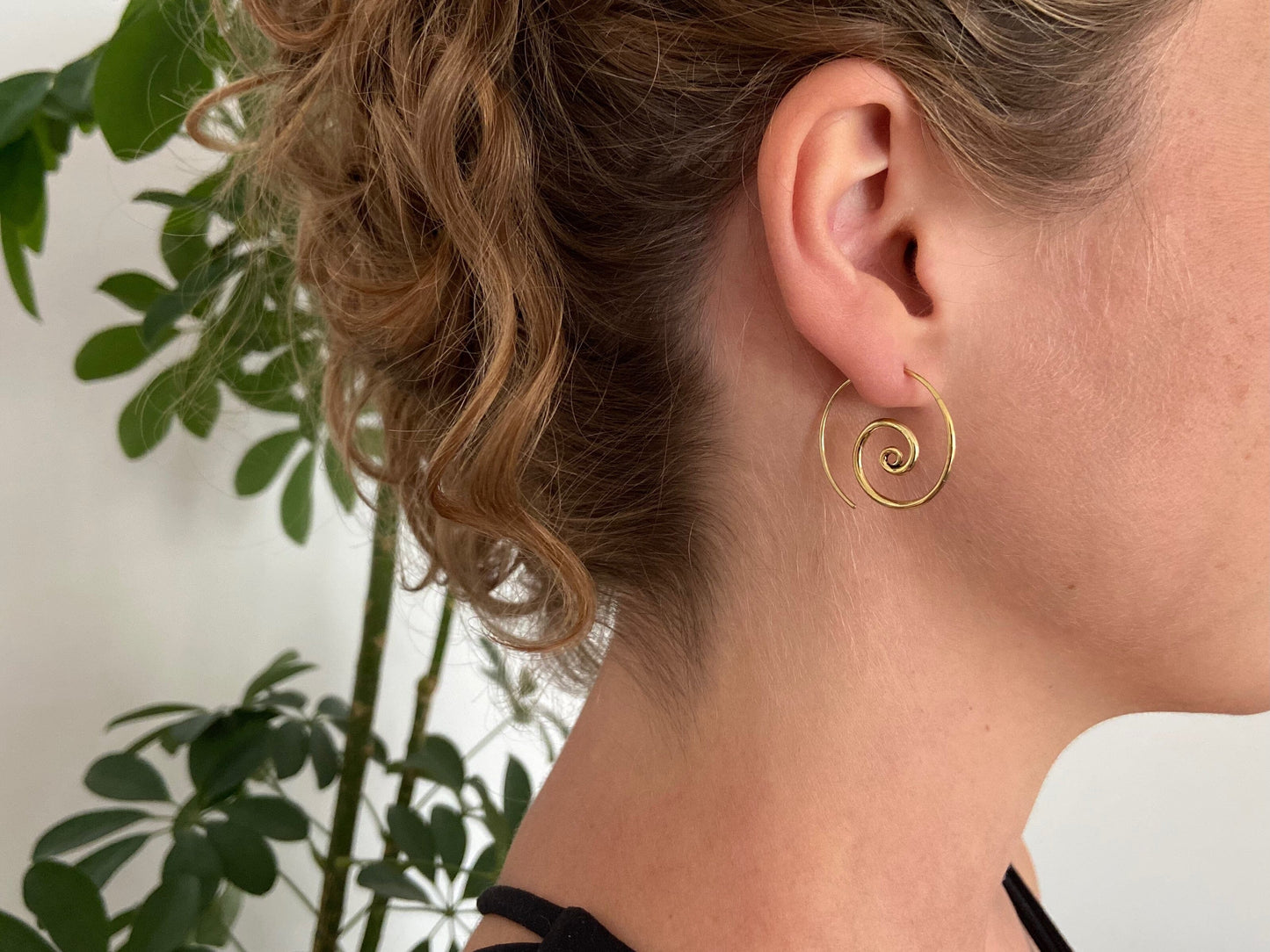 schlichte Spiral Creolen aus Messing, Boho Ohrringe Damen, Spiral Schmuck