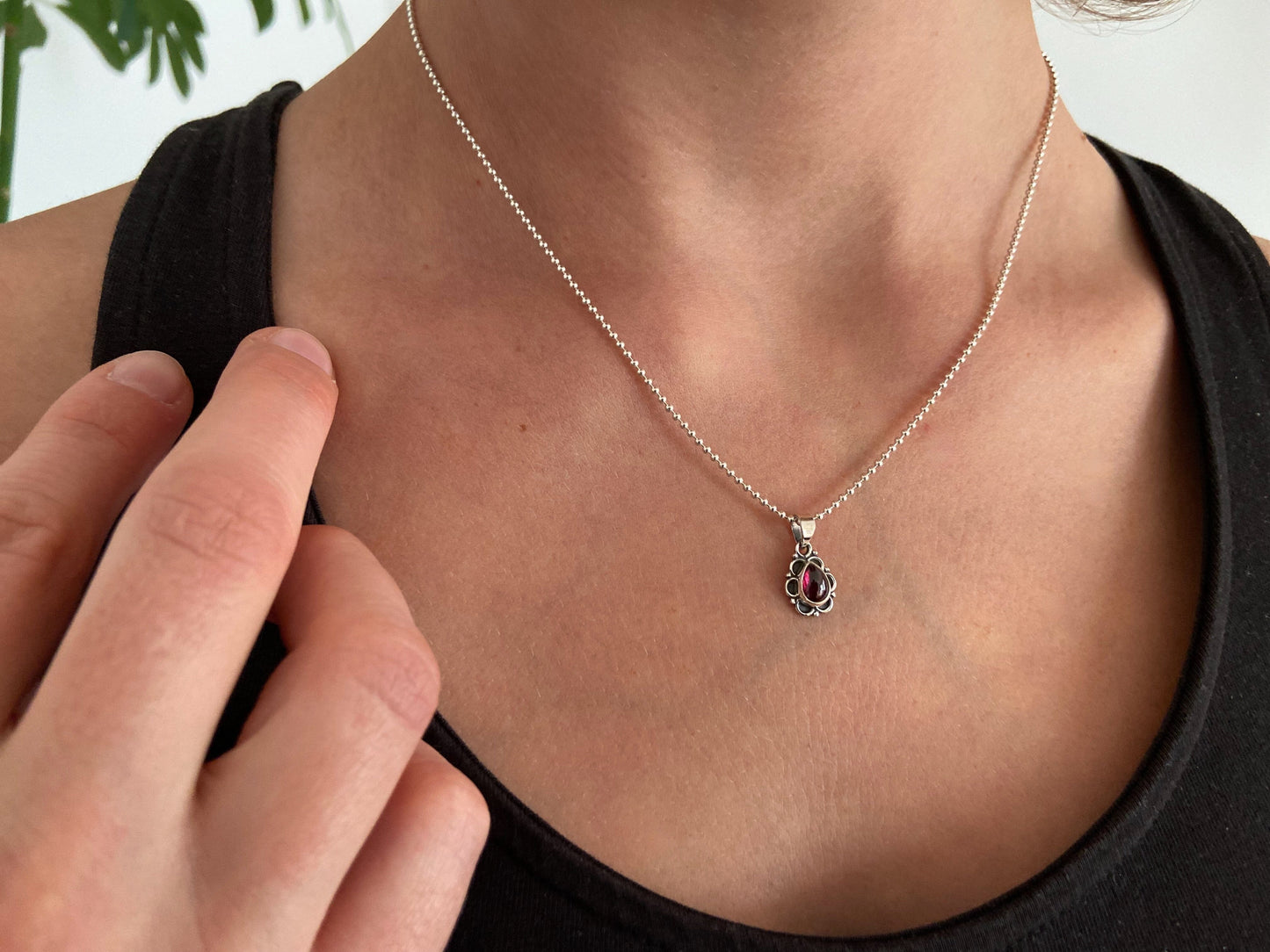 kleiner Anhänger mit Blumenmuster und Stein aus Silber