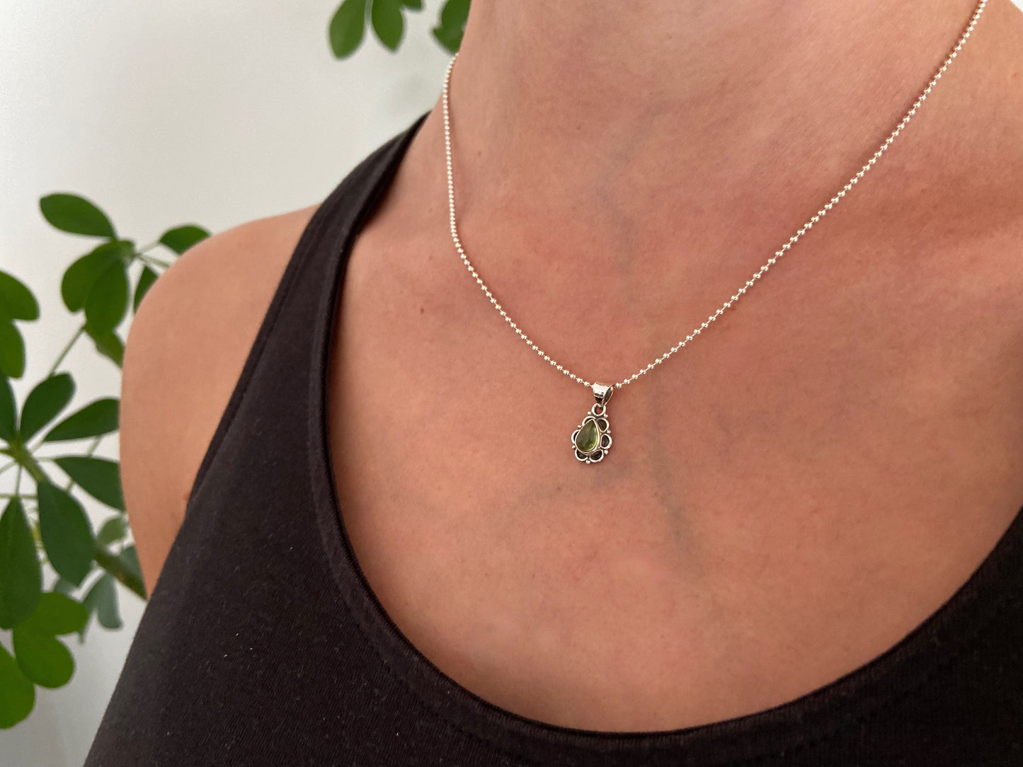 kleiner Anhänger mit Blumenmuster und Stein aus Silber