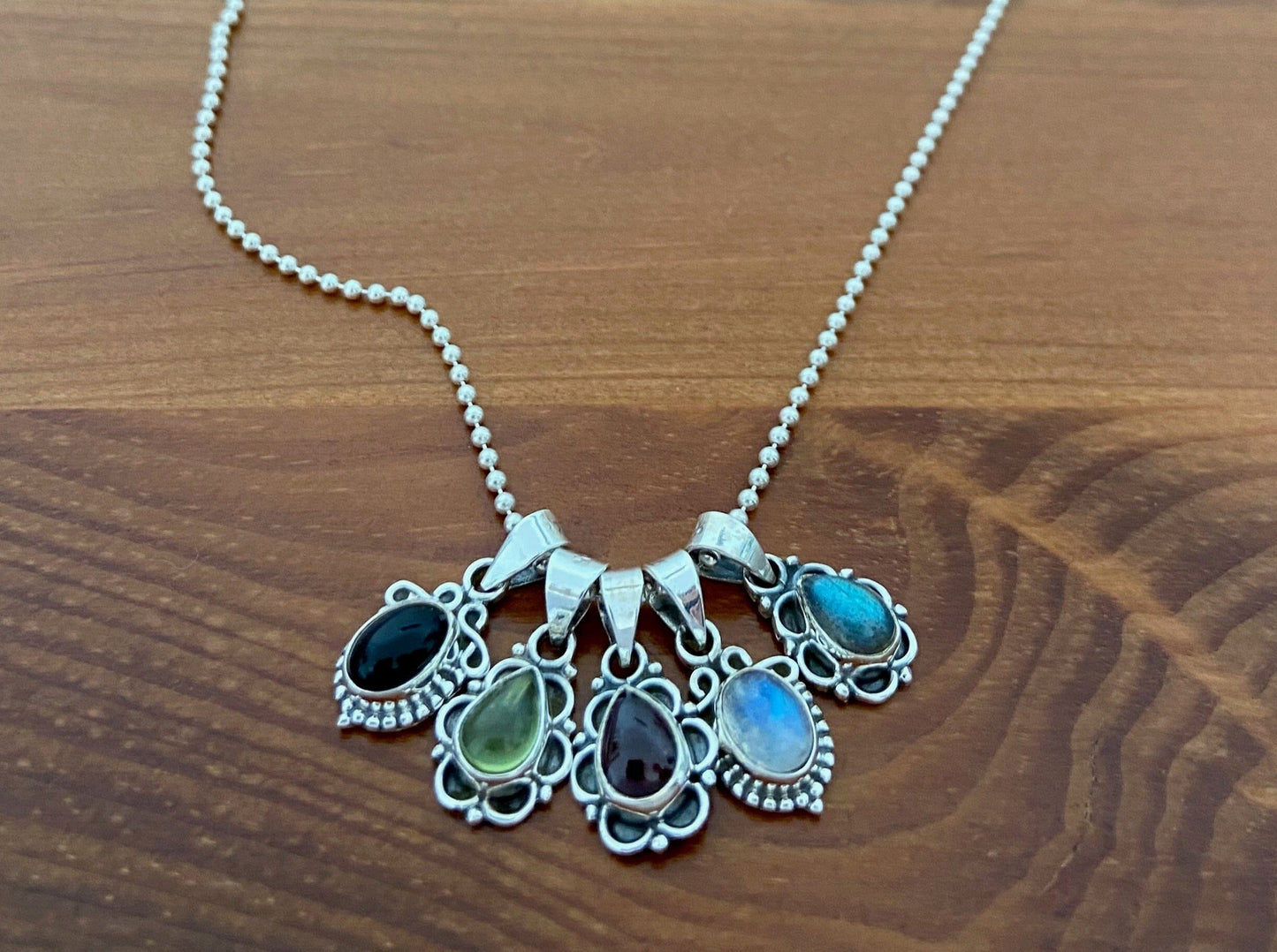 kleiner Anhänger mit Blumenmuster und Stein aus Silber