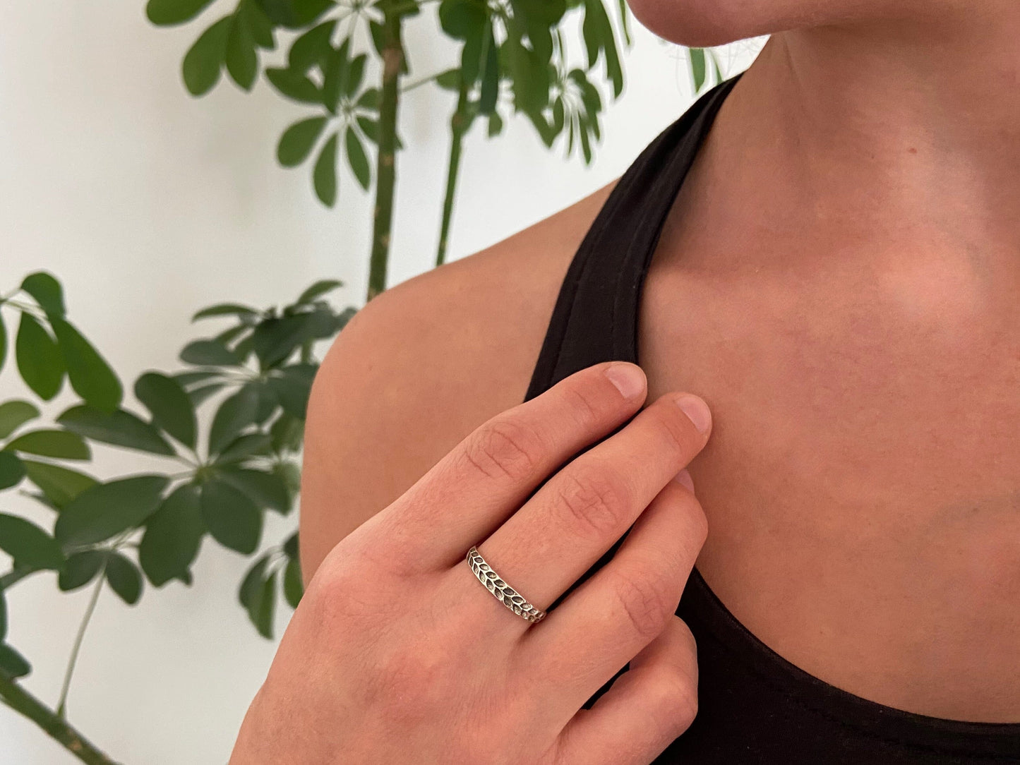 simple ring with leaf pattern made of silver