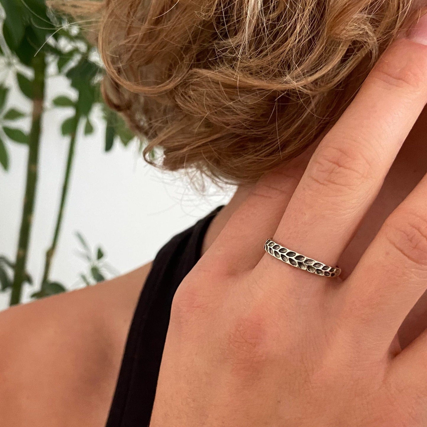 simple ring with leaf pattern made of silver