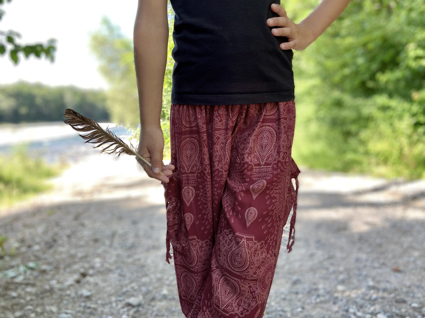 Pluderhose mit filigranem Muster in rot für Kinder