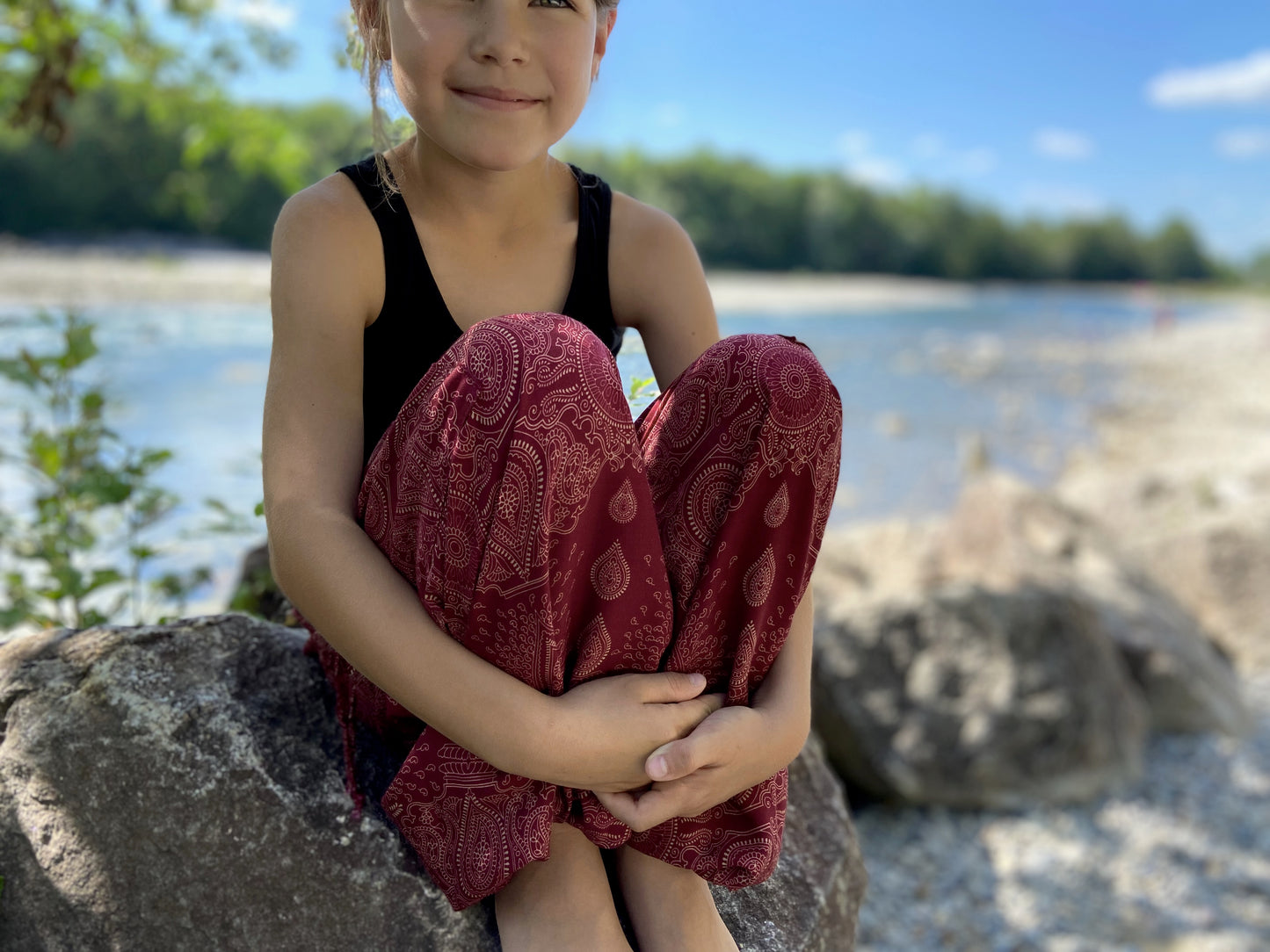 Pluderhose mit filigranem Muster in rot für Kinder