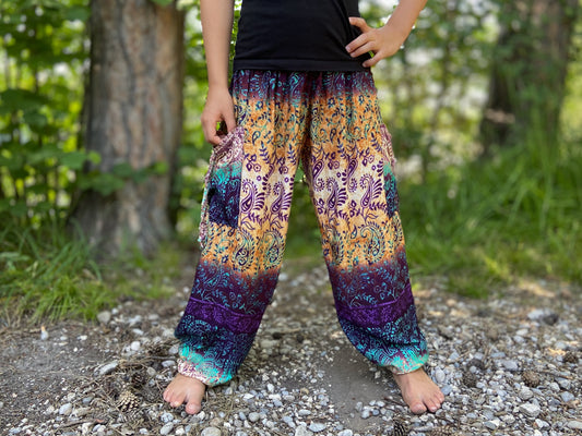 bunt gemusterte Pluderhose mit Paisley Muster für Kinder