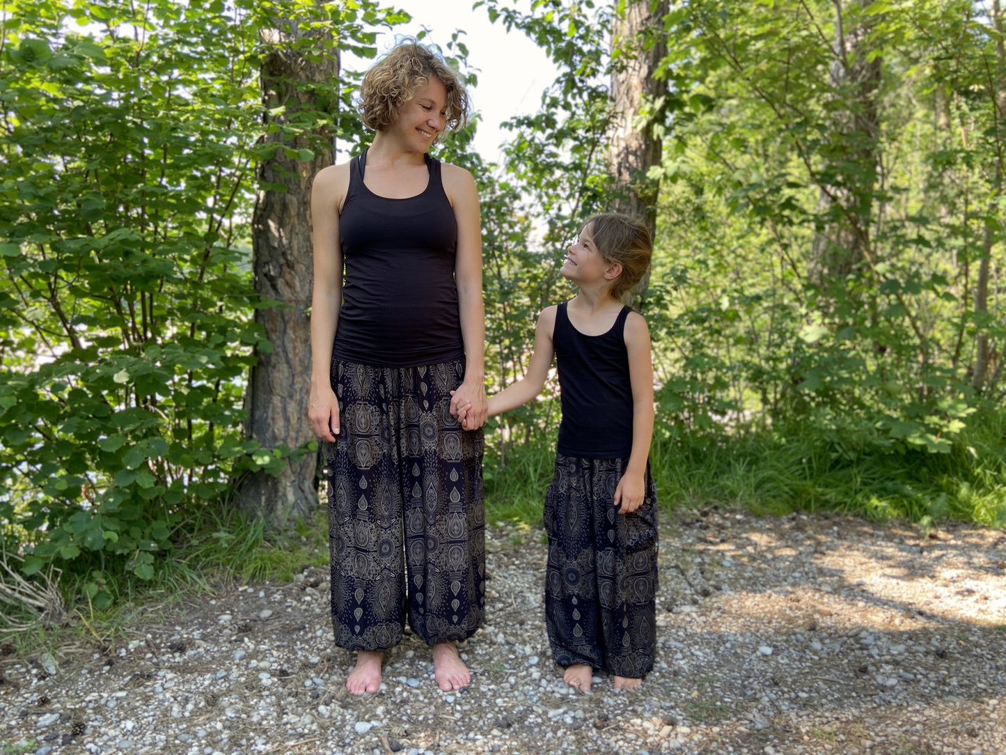 luftige Pluderhose schwarz mit filigranem Muster für Kinder