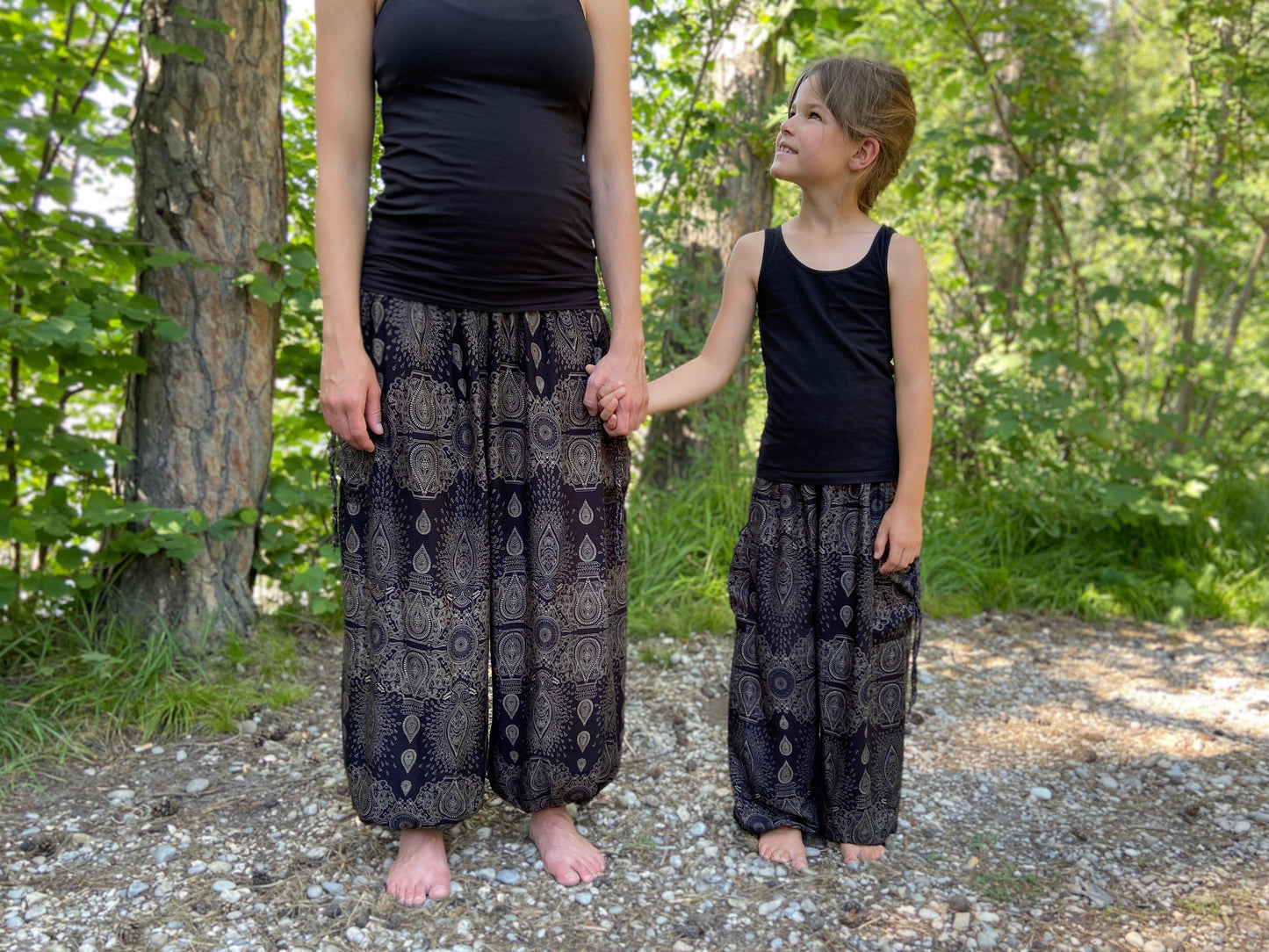 luftige Pluderhose schwarz mit filigranem Muster für Kinder