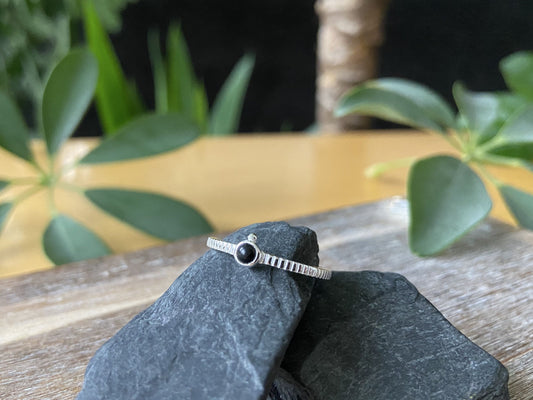 zierlicher Silberring mit kleinem Stein und Kügelchen