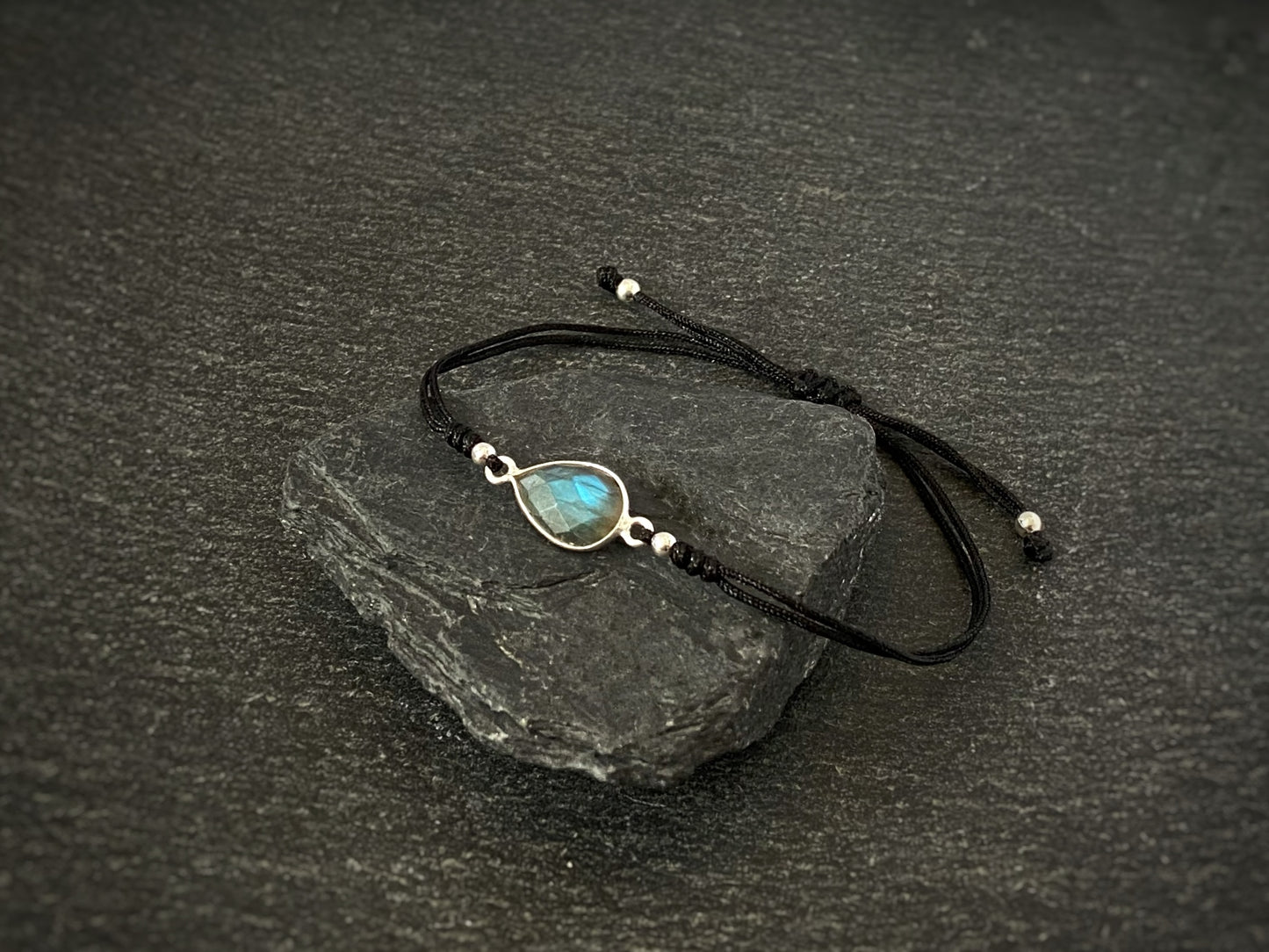 Bracelet with labradorite and silver beads