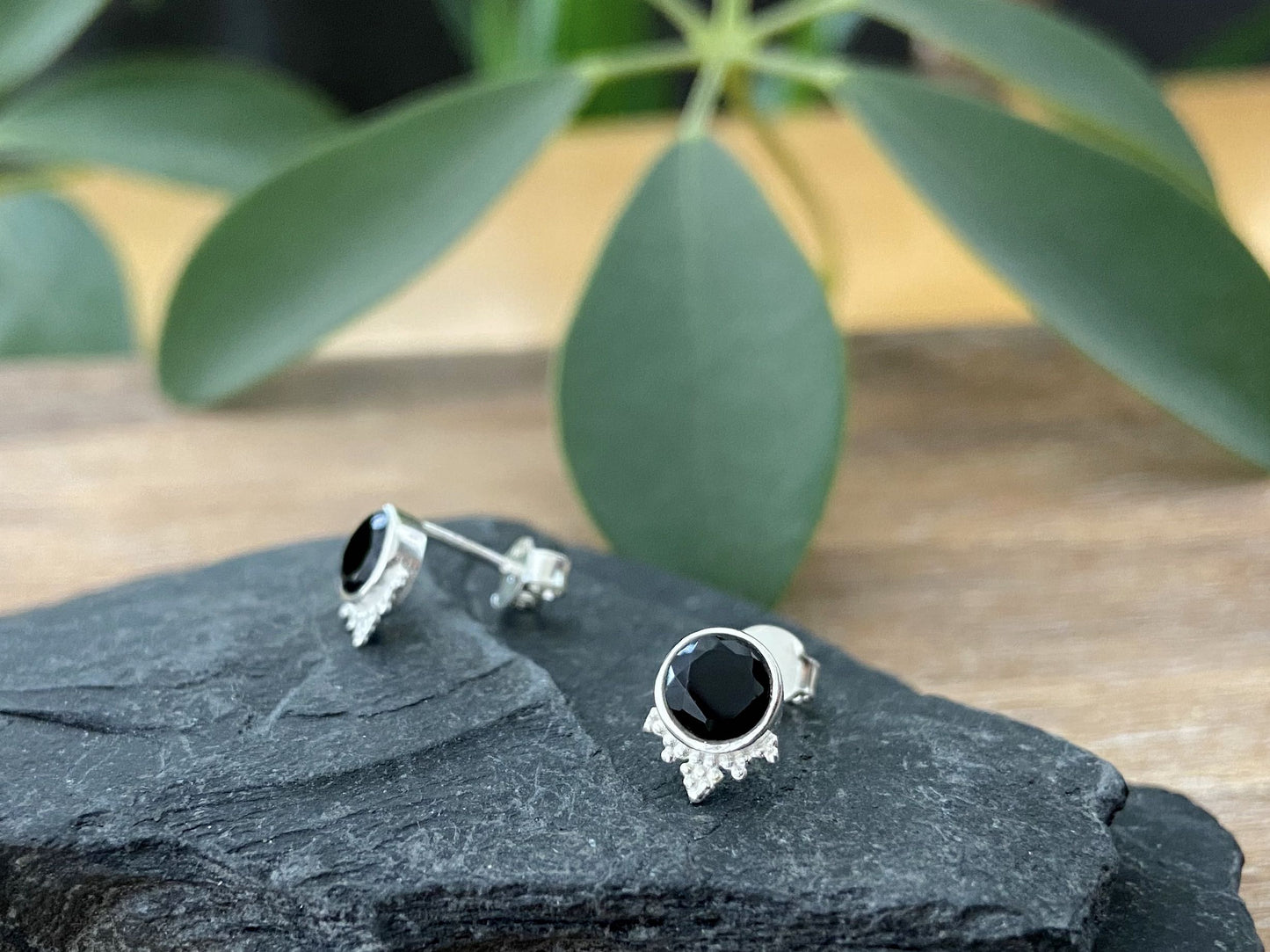 Ohrstecker mit facettierten Steinchen und kleinen Pünktchen aus Silber