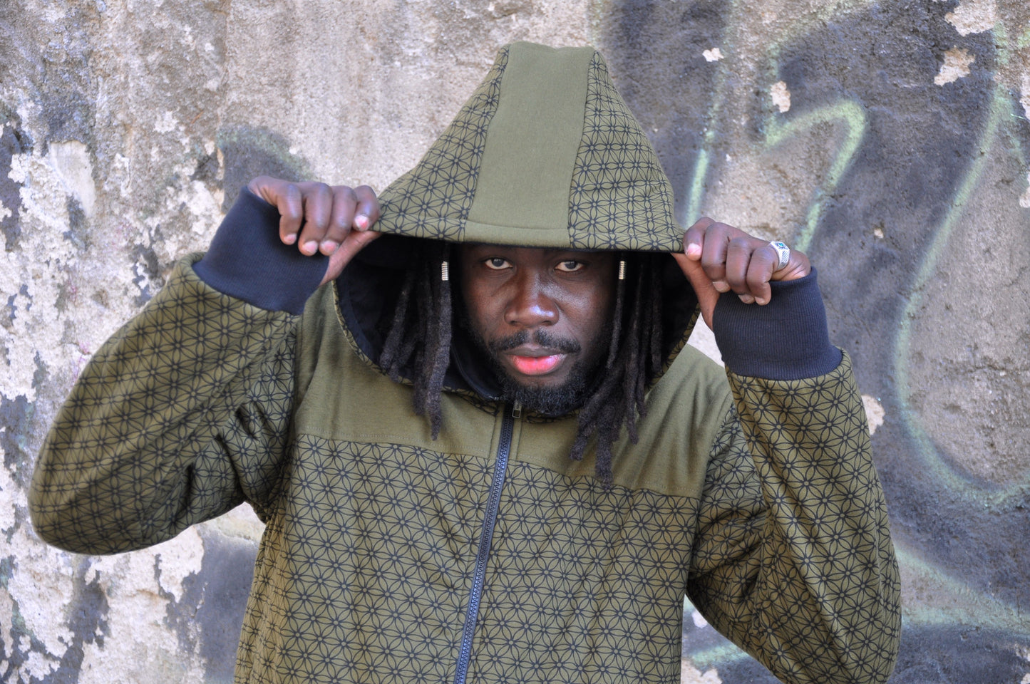 Men's hoodie in olive green with thumbholes