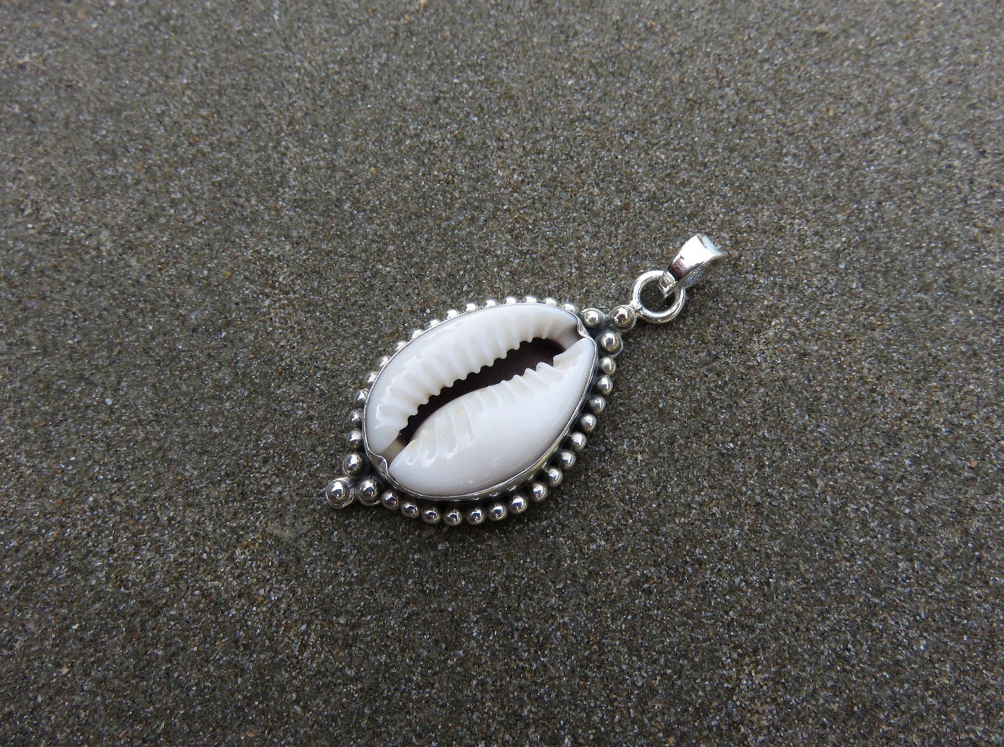 Pendant with a set shell decorated with silver dots