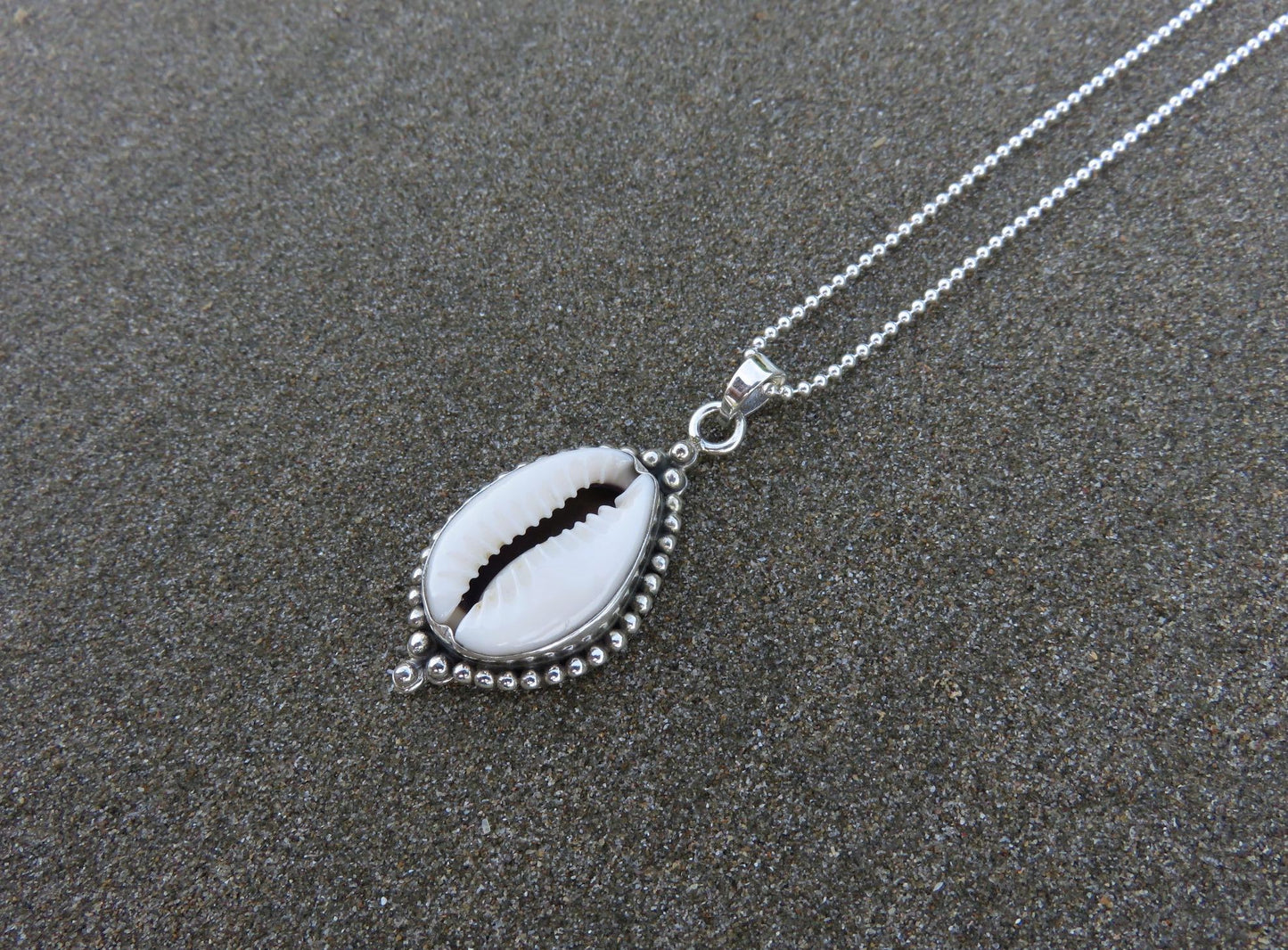 Pendant with a set shell decorated with silver dots