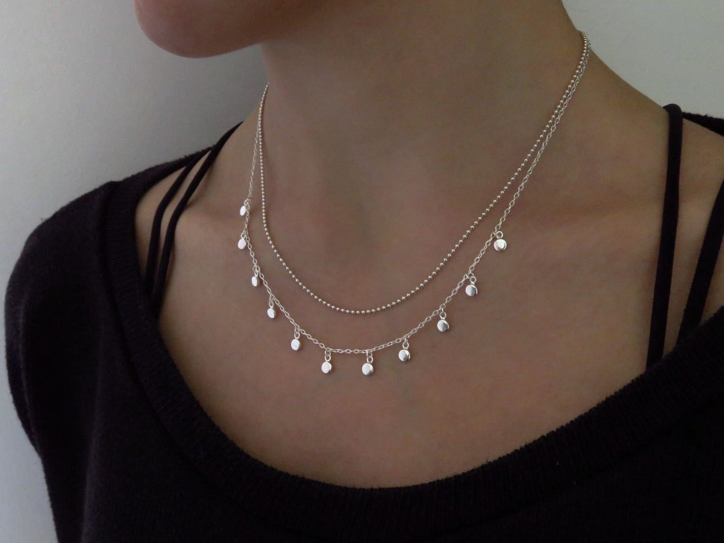 Necklace with small dangling round silver pendants