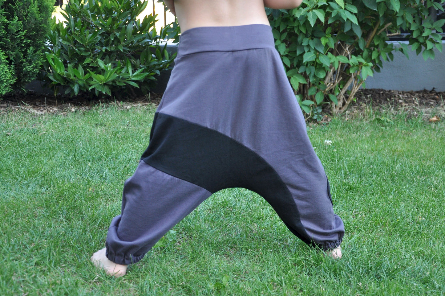 bequeme Sweat Hose für Kinder in grau/ schwarz