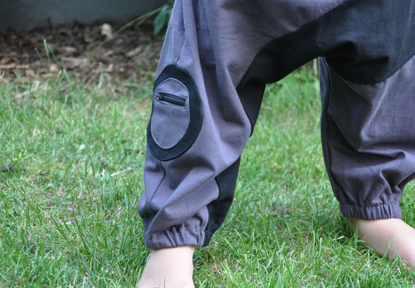 bequeme Sweat Hose für Kinder in grau/ schwarz