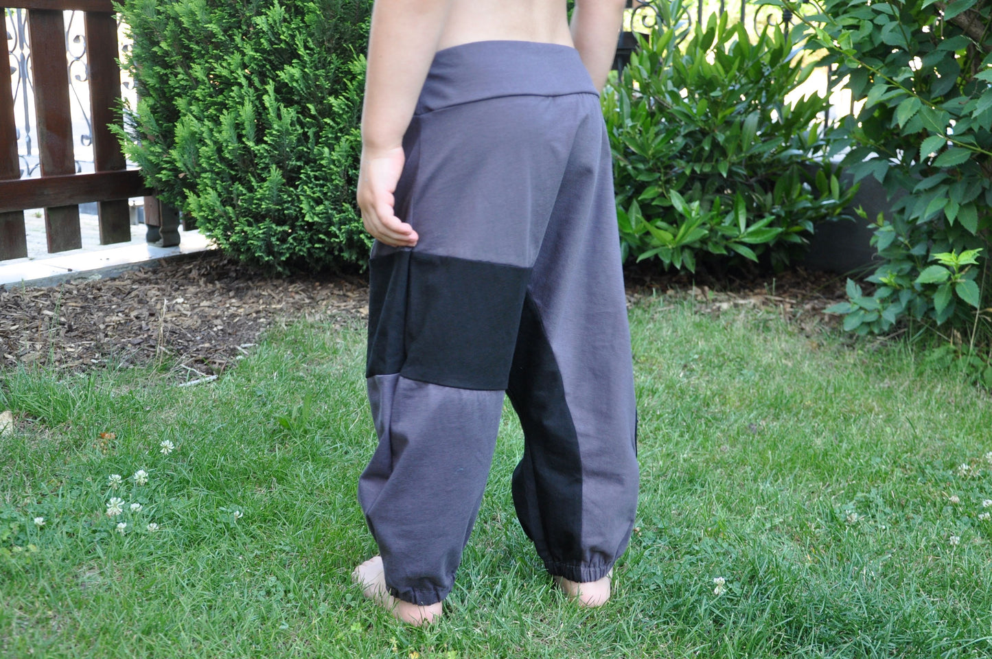 bequeme Sweat Hose für Kinder in grau/ schwarz