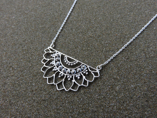 Mandala Kette mit floralem Blumenmuster aus Silber