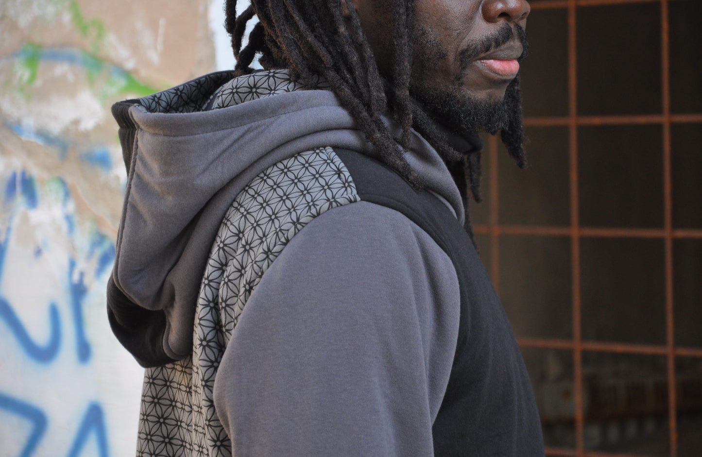 Men's hoodie in grey/black with thumbholes