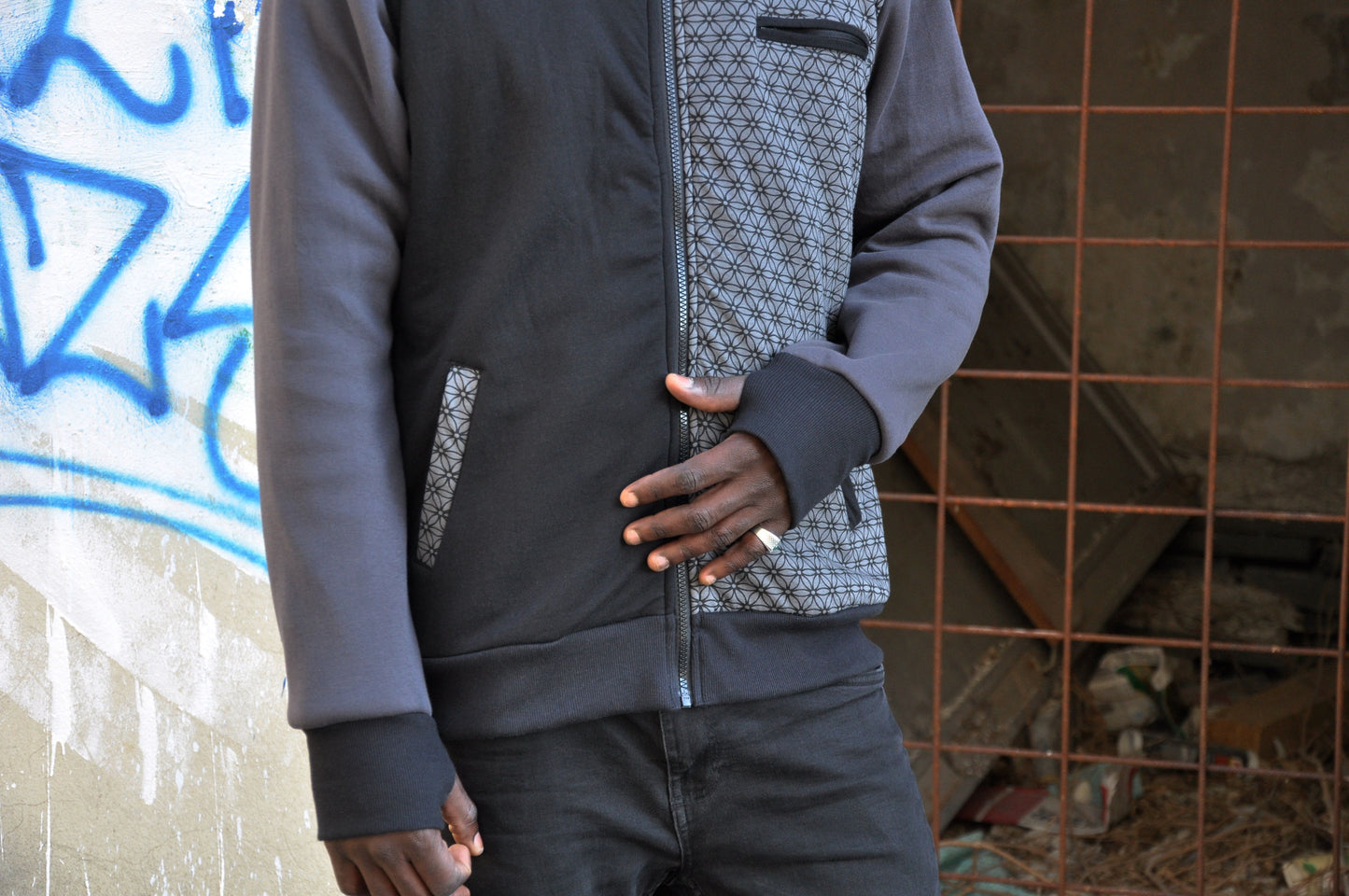 Men's hoodie in grey/black with thumbholes