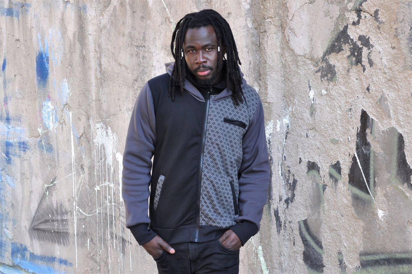 Men's hoodie in grey/black with thumbholes