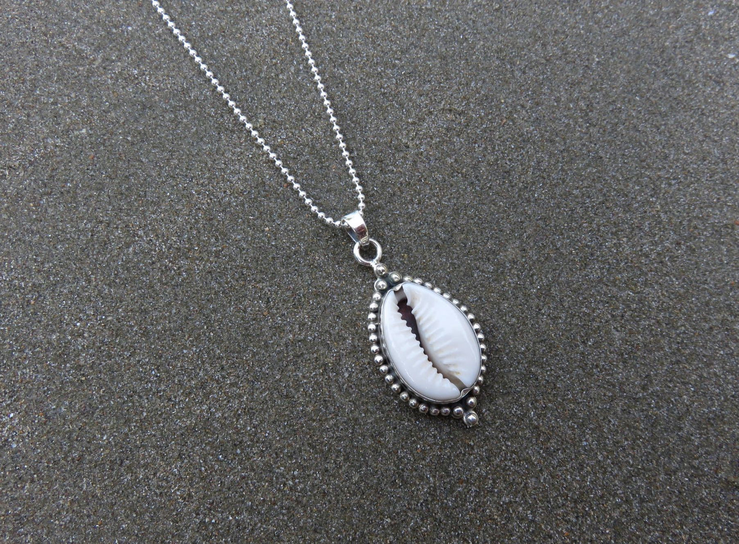 Pendant with a set shell decorated with silver dots
