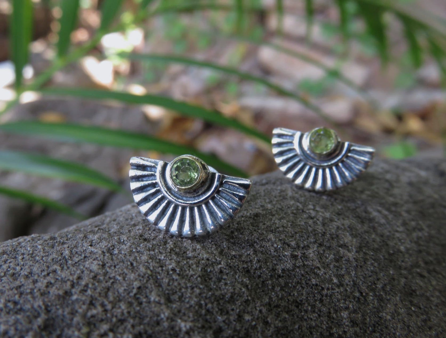 Fan-shaped earrings with peridot made of silver and brass