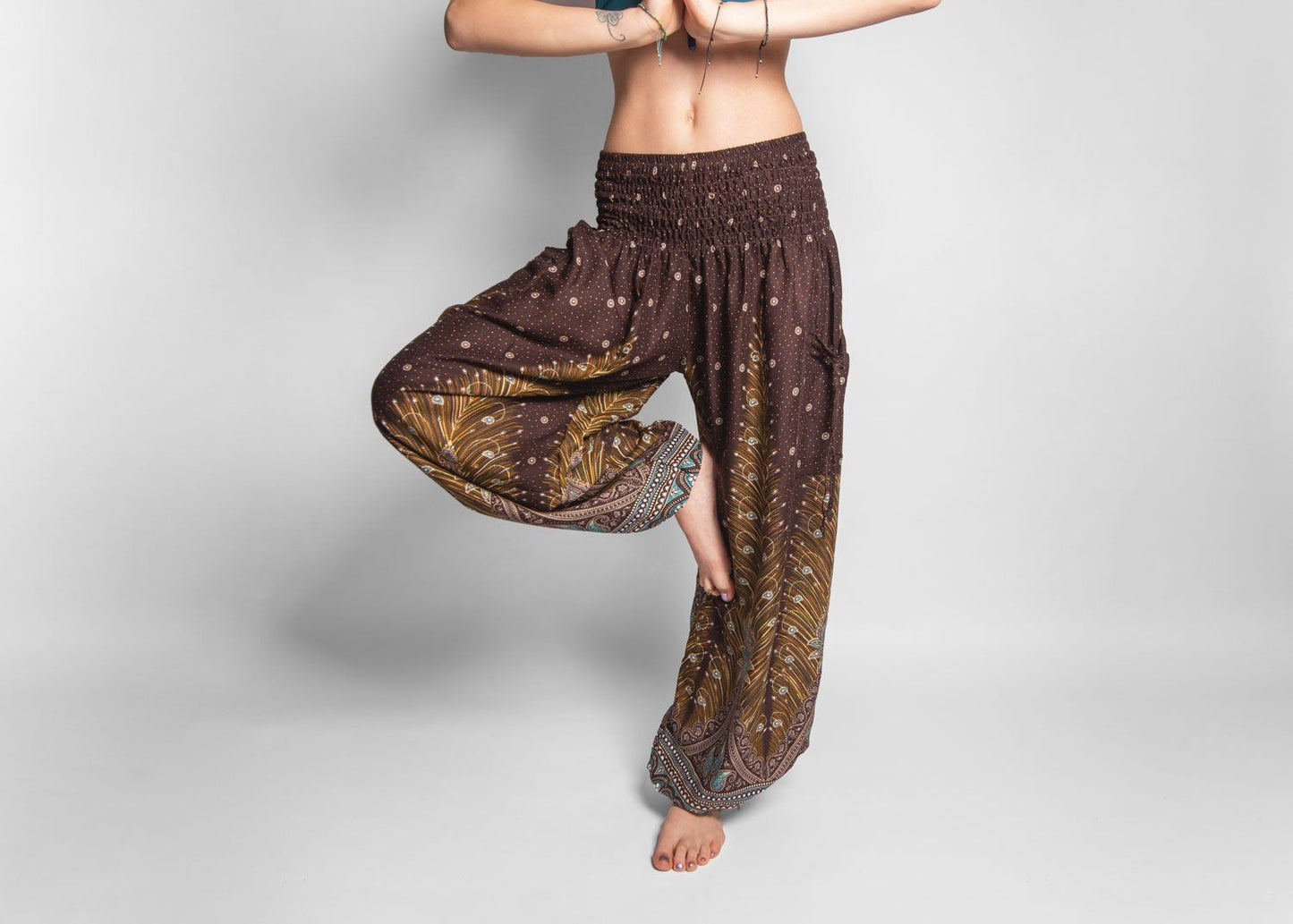 luftige Pluderhose mit Pfauenmuster in braun