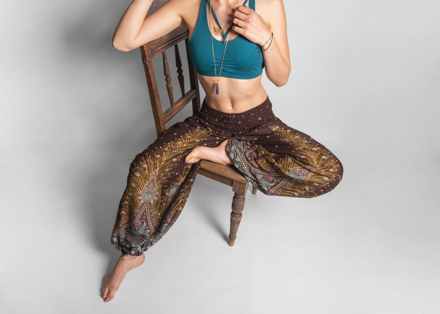 luftige Pluderhose mit Pfauenmuster in braun