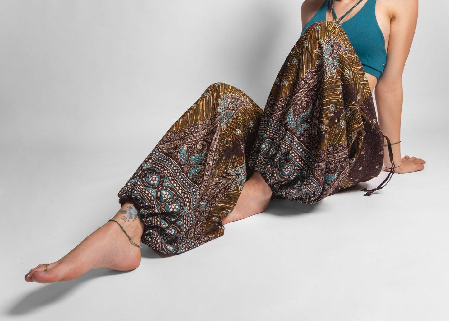 luftige Pluderhose mit Pfauenmuster in braun