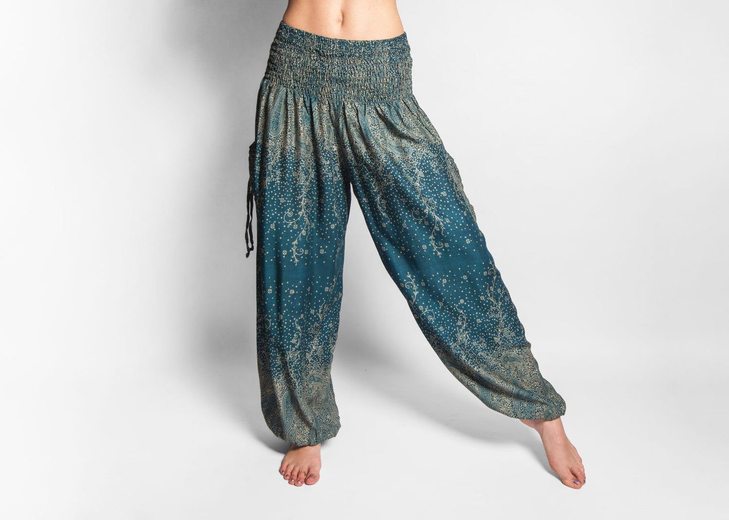 Airy harem pants with a floral pattern in turquoise with pockets