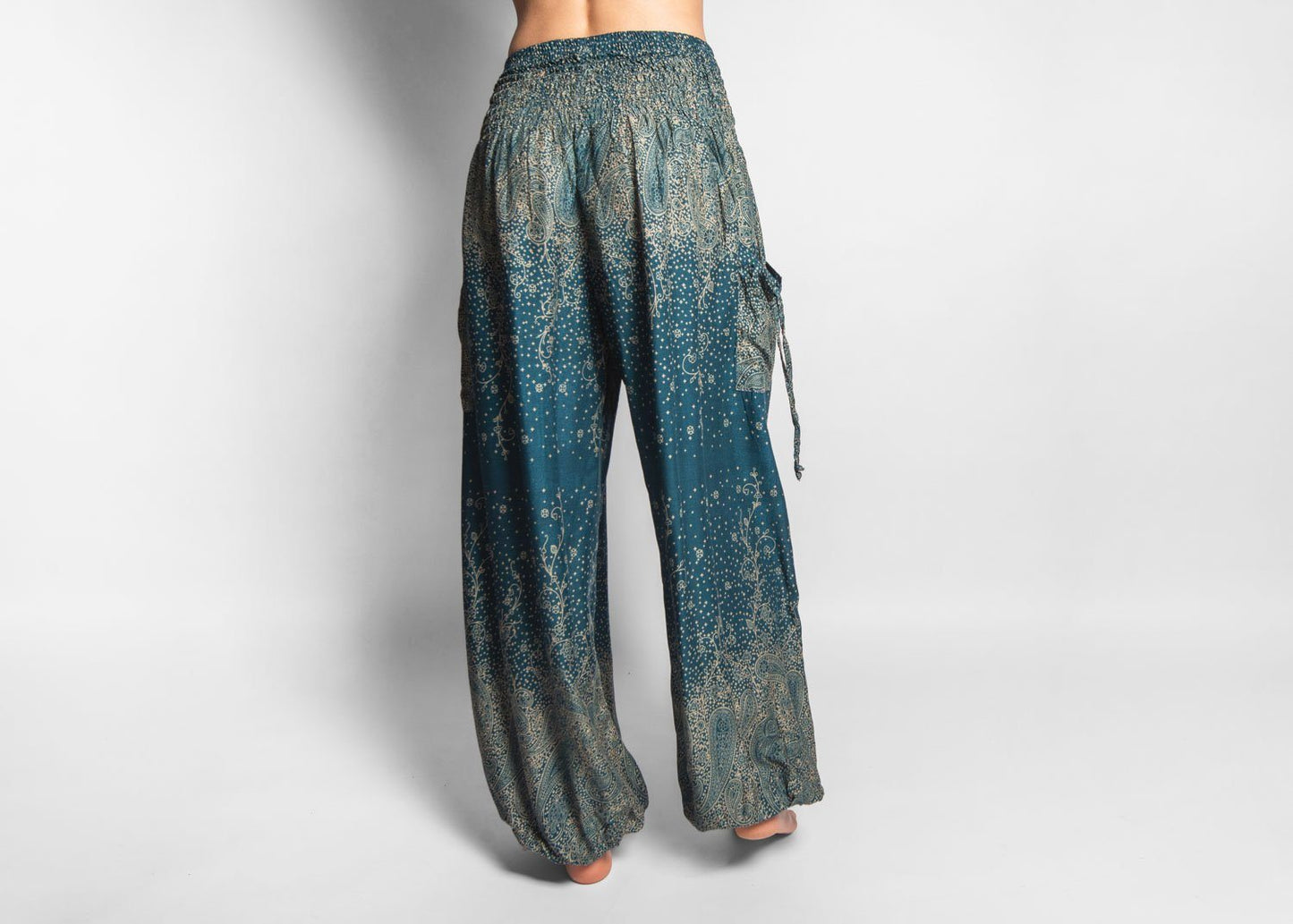 Airy harem pants with a floral pattern in turquoise with pockets