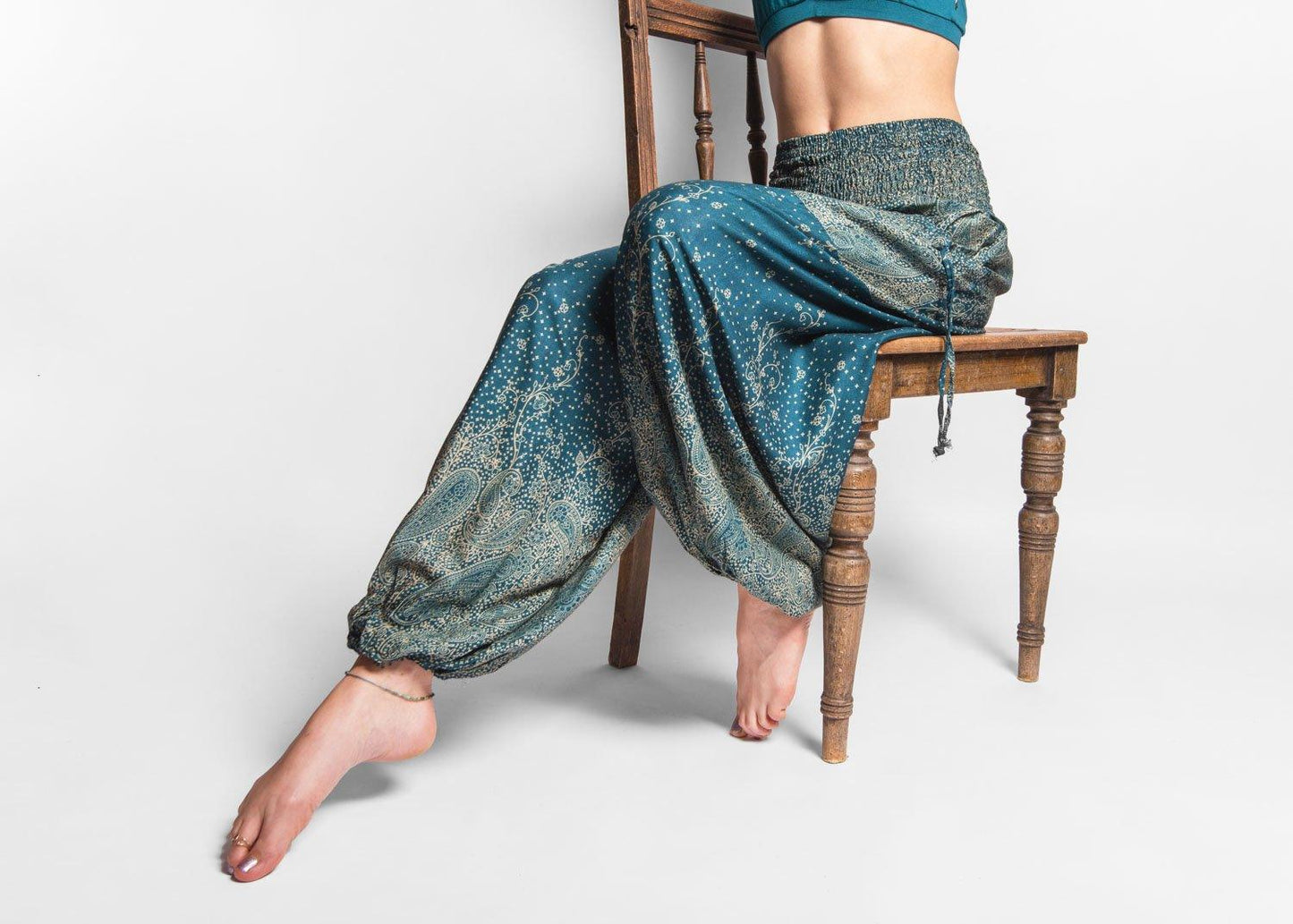 Airy harem pants with a floral pattern in turquoise with pockets