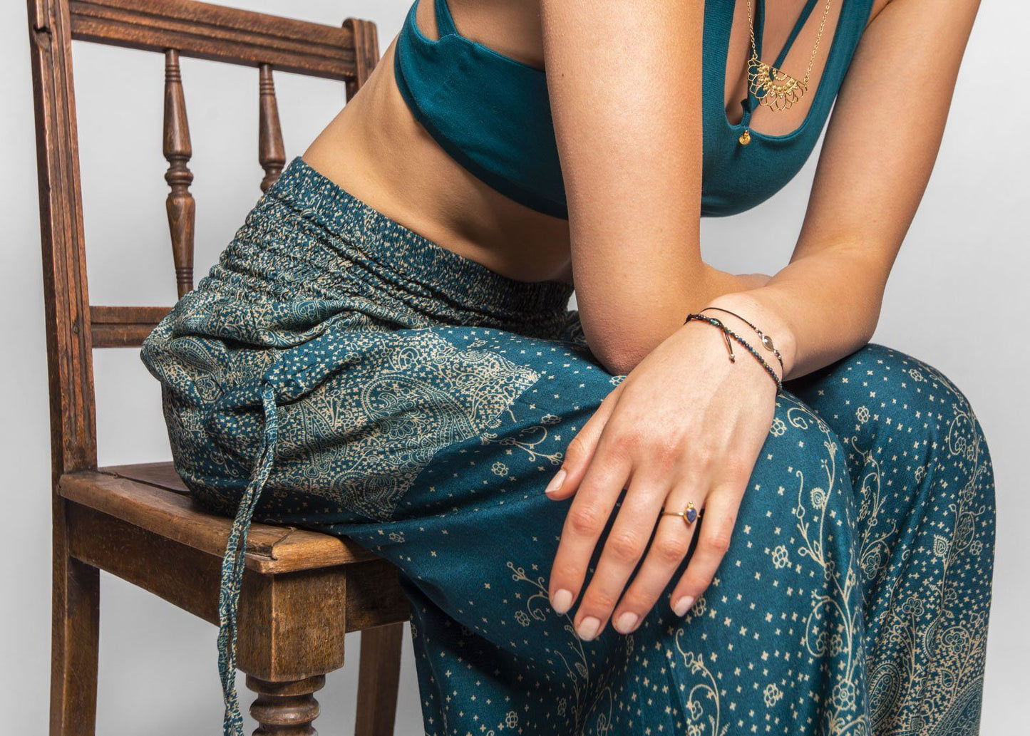 Airy harem pants with a floral pattern in turquoise with pockets