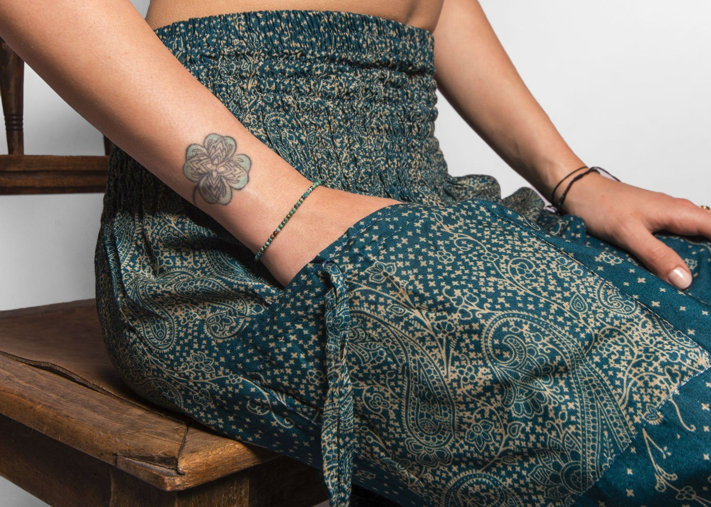 Airy harem pants with a floral pattern in turquoise with pockets
