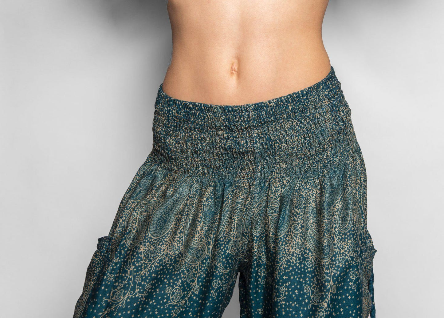 Airy harem pants with a floral pattern in turquoise with pockets