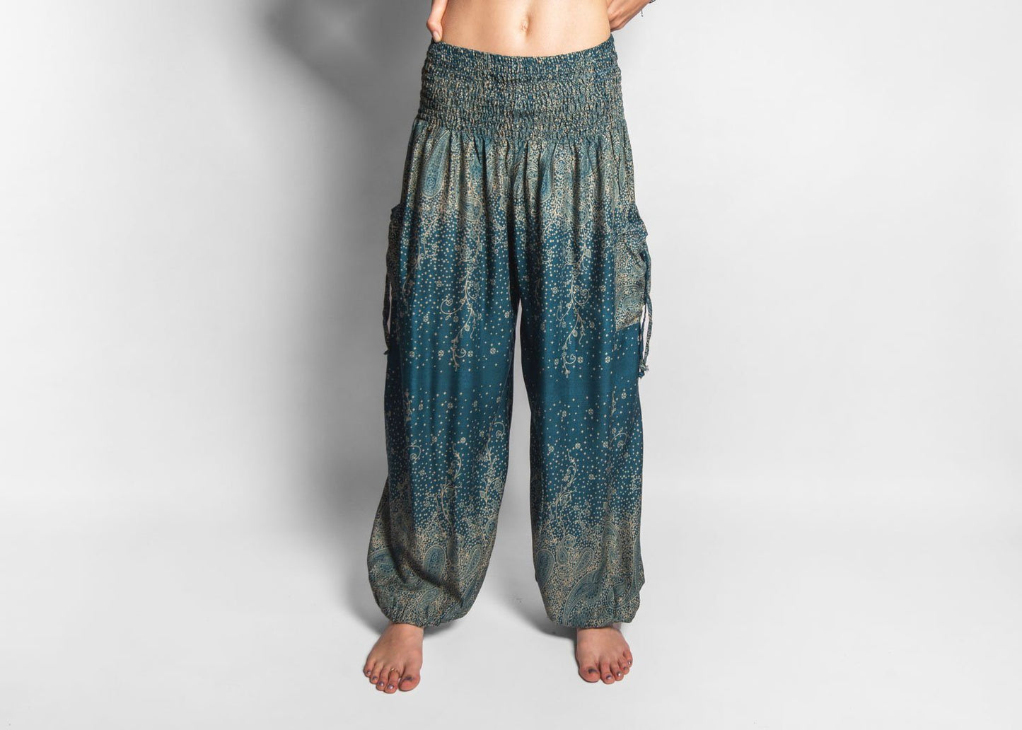 Airy harem pants with a floral pattern in turquoise with pockets