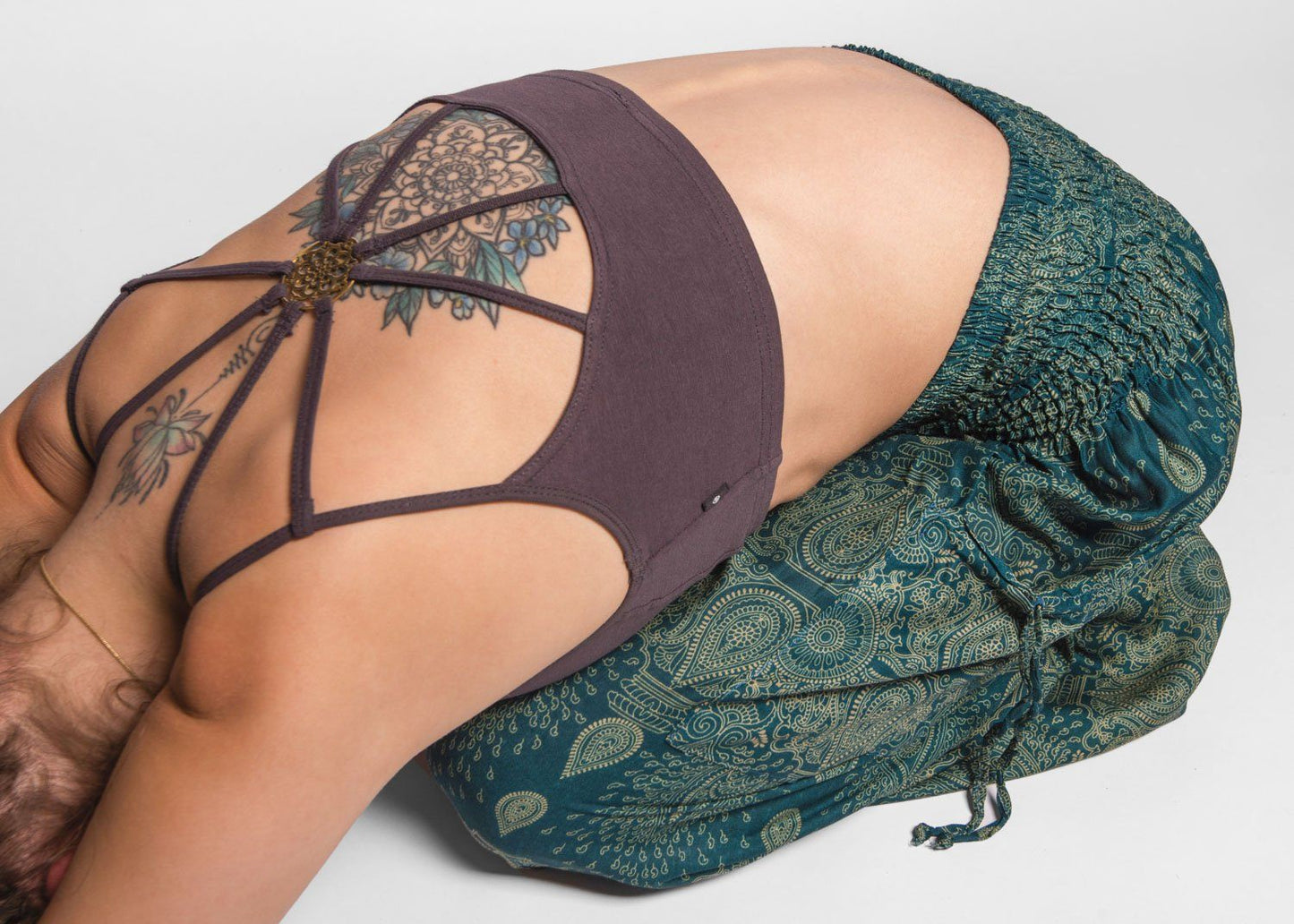 Yoga top with back pattern and brass elements in brown