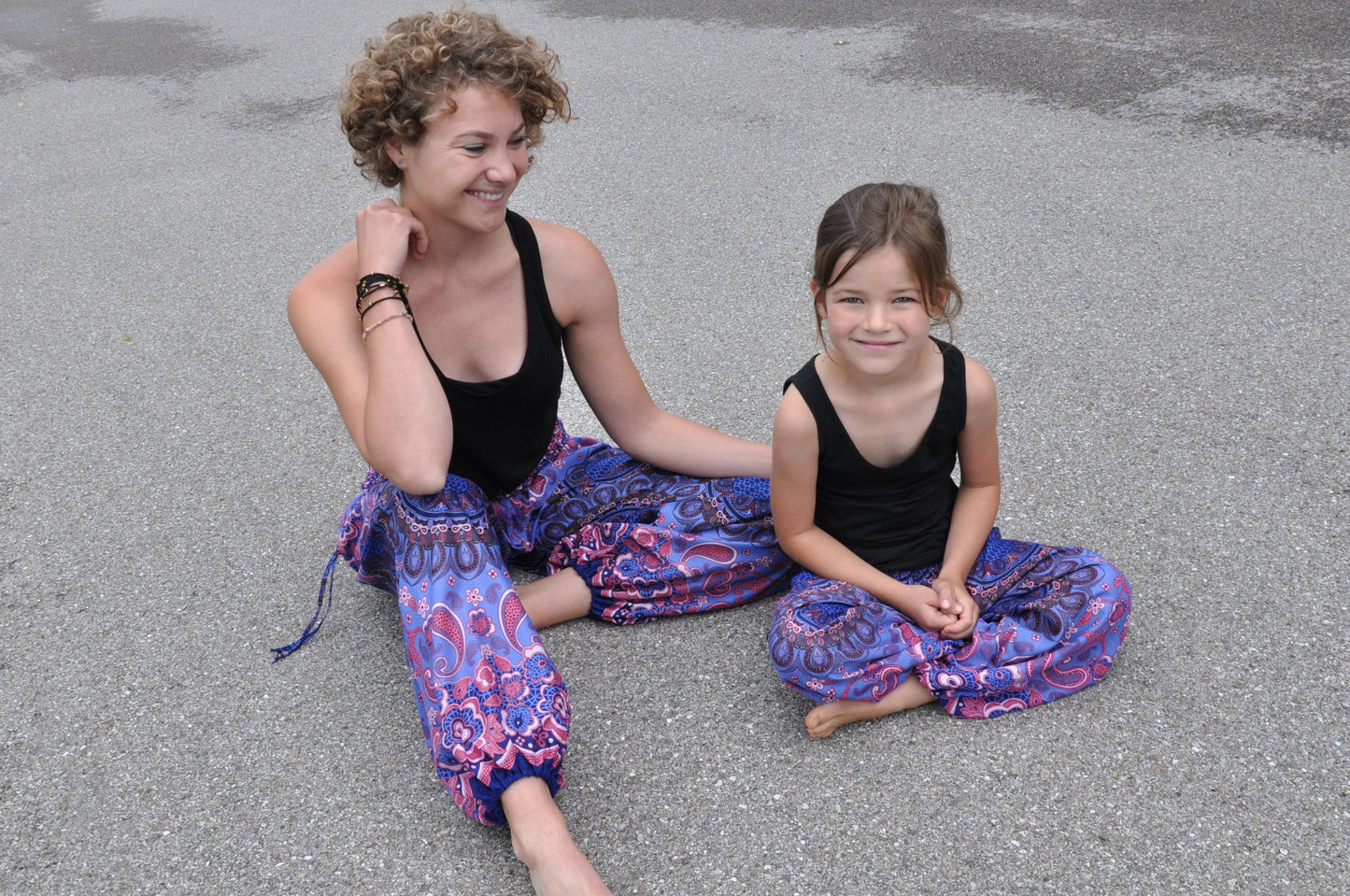 Harem pants with mandala pattern in pink purple