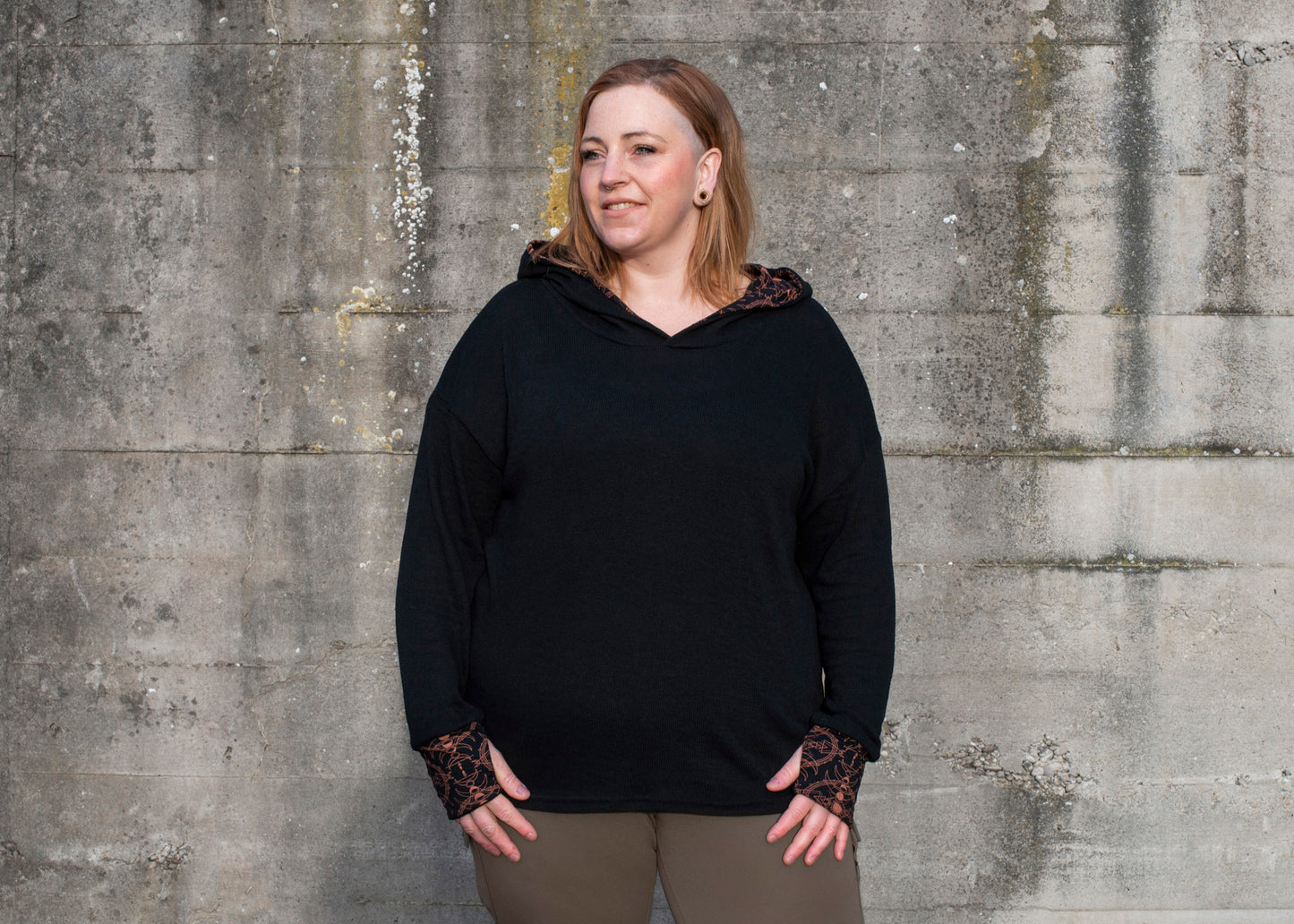 PLUS SIZE, long knitted sweater with a patterned hood and thumbholes in black