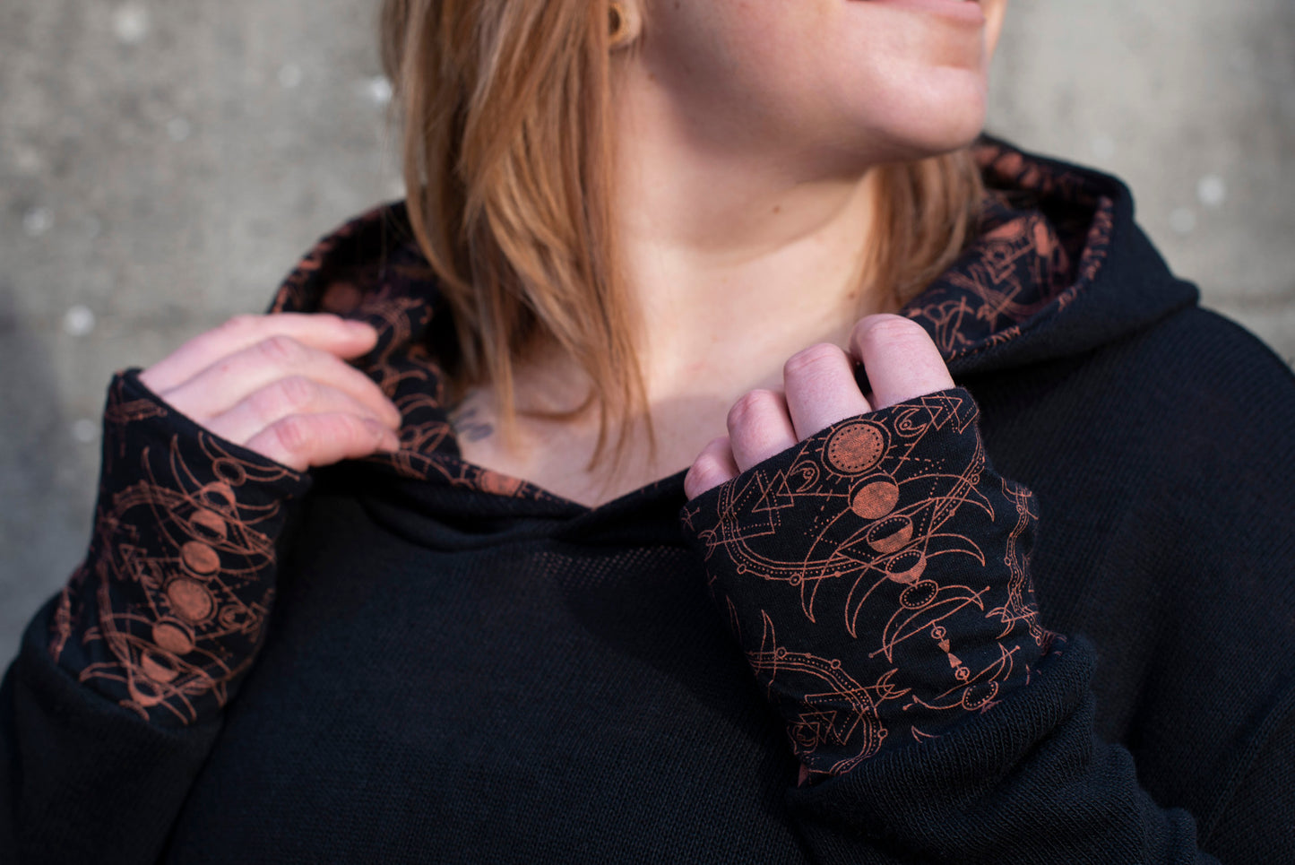 PLUS SIZE, long knitted sweater with a patterned hood and thumbholes in black