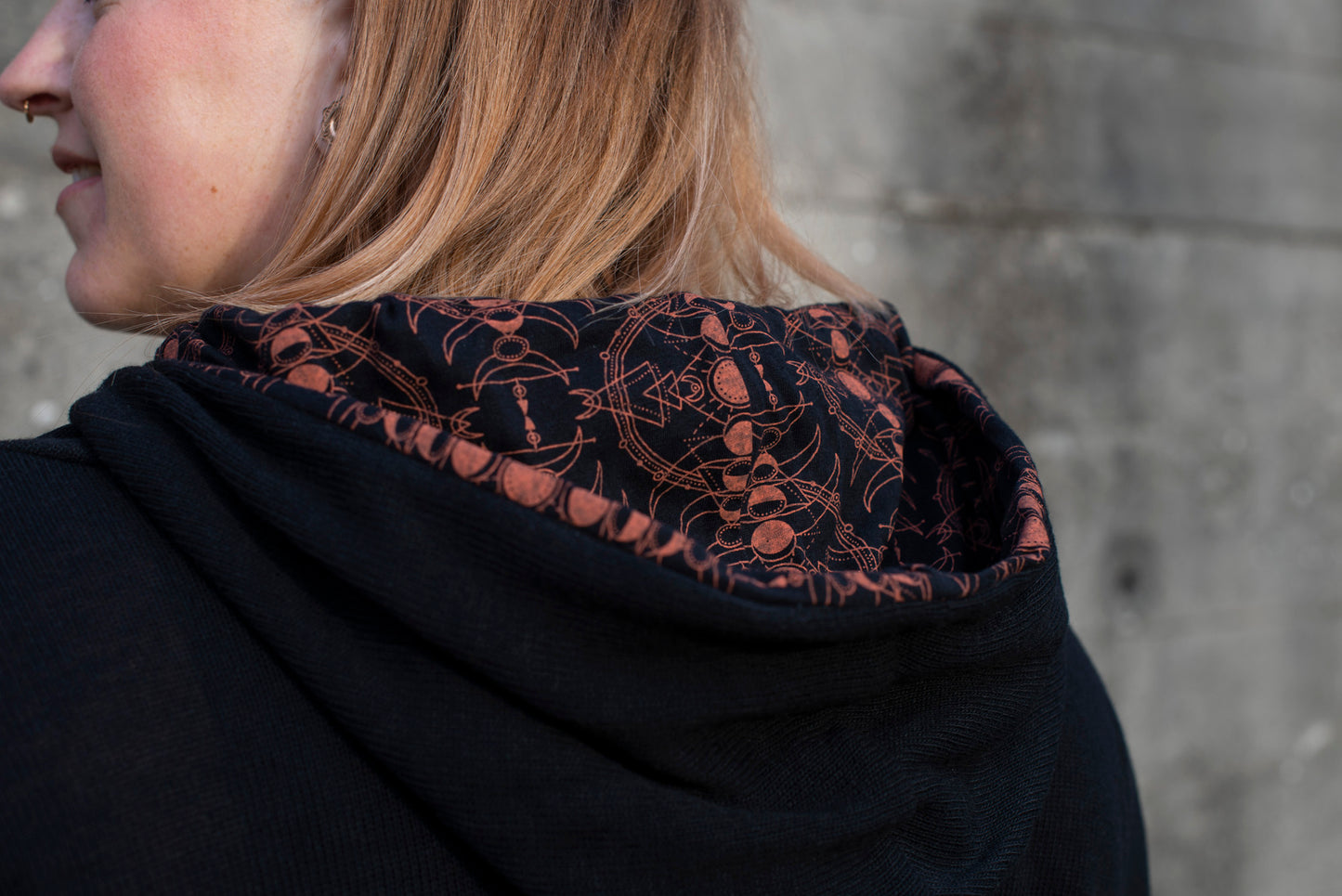 PLUS SIZE, long knitted sweater with a patterned hood and thumbholes in black