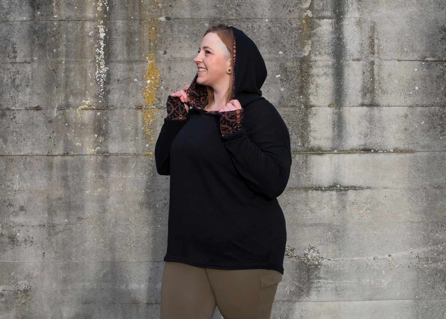 PLUS SIZE, long knitted sweater with a patterned hood and thumbholes in black