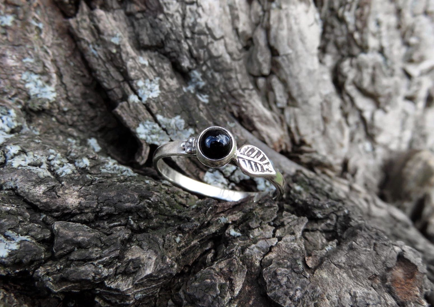 Silver ring with leaf, dots and onyx stone