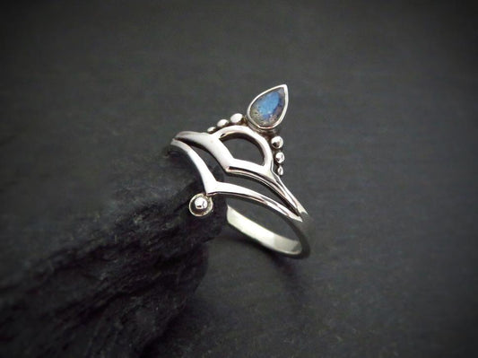 Silver ring with teardrop-shaped labradorite stone