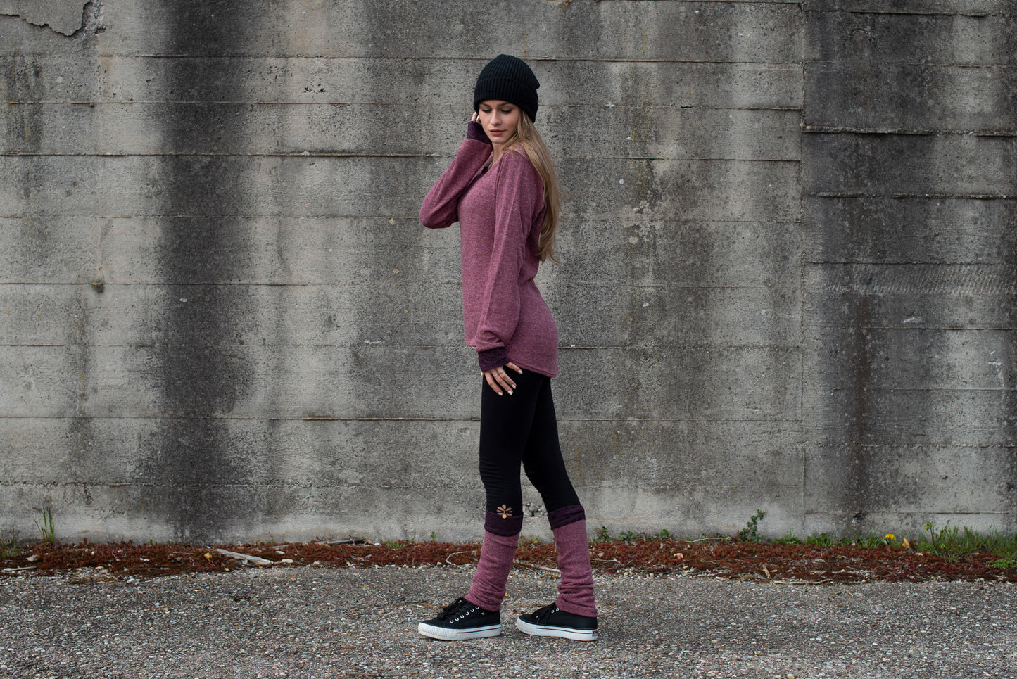 Knitted sweater with patterned cuffs and thumbholes, rosé red