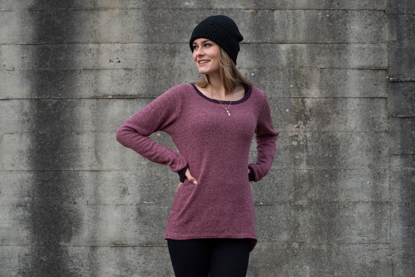 Knitted sweater with patterned cuffs and thumbholes, rosé red
